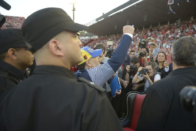 Newells rindió pleitesía a un Maradona que no pudo evitar las lágrimas