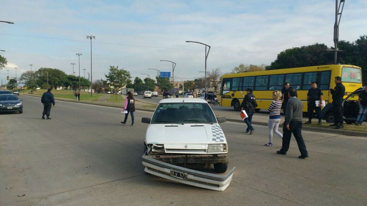 Murió atropellado por un automovilista mientras cruzaba la calle para ...