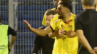 Maxi Olivera, jugador de Peñarol, fue agredido por un hincha de Central tras el triunfo canalla.