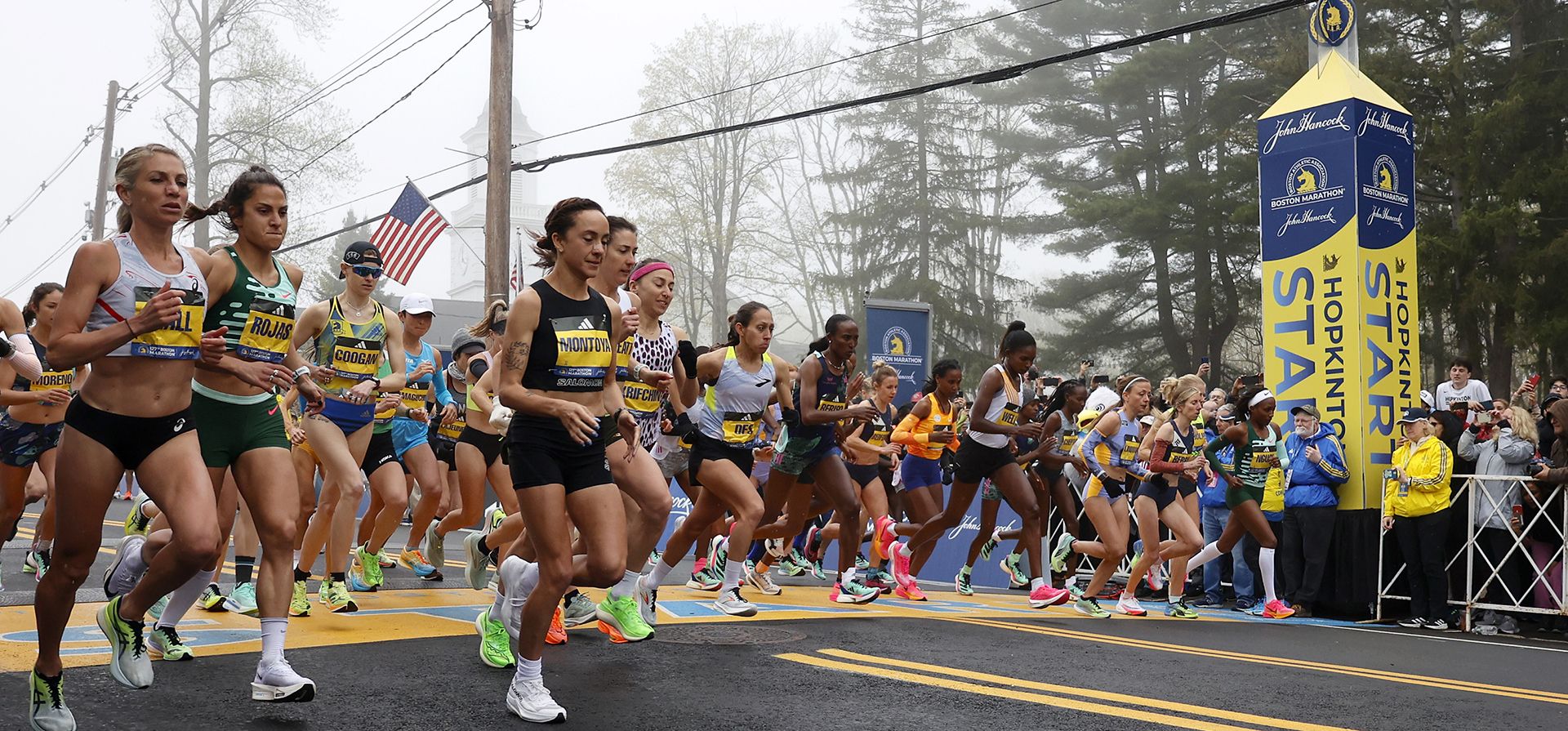 Las mujeres élite salen de la línea de salida durante la maratón 127 de Boston, el lunes 17 de abril de 2023, en Hopkinton, Massachusetts. (AP Photo/Mary Schwalm)