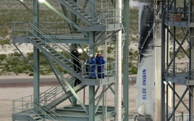 Los pasajeros del Blue Origin suben las escaleras para prepararse para ingresar a la cápsula cerca de Van Horn, Texas, el martes 20 de julio de 2021.