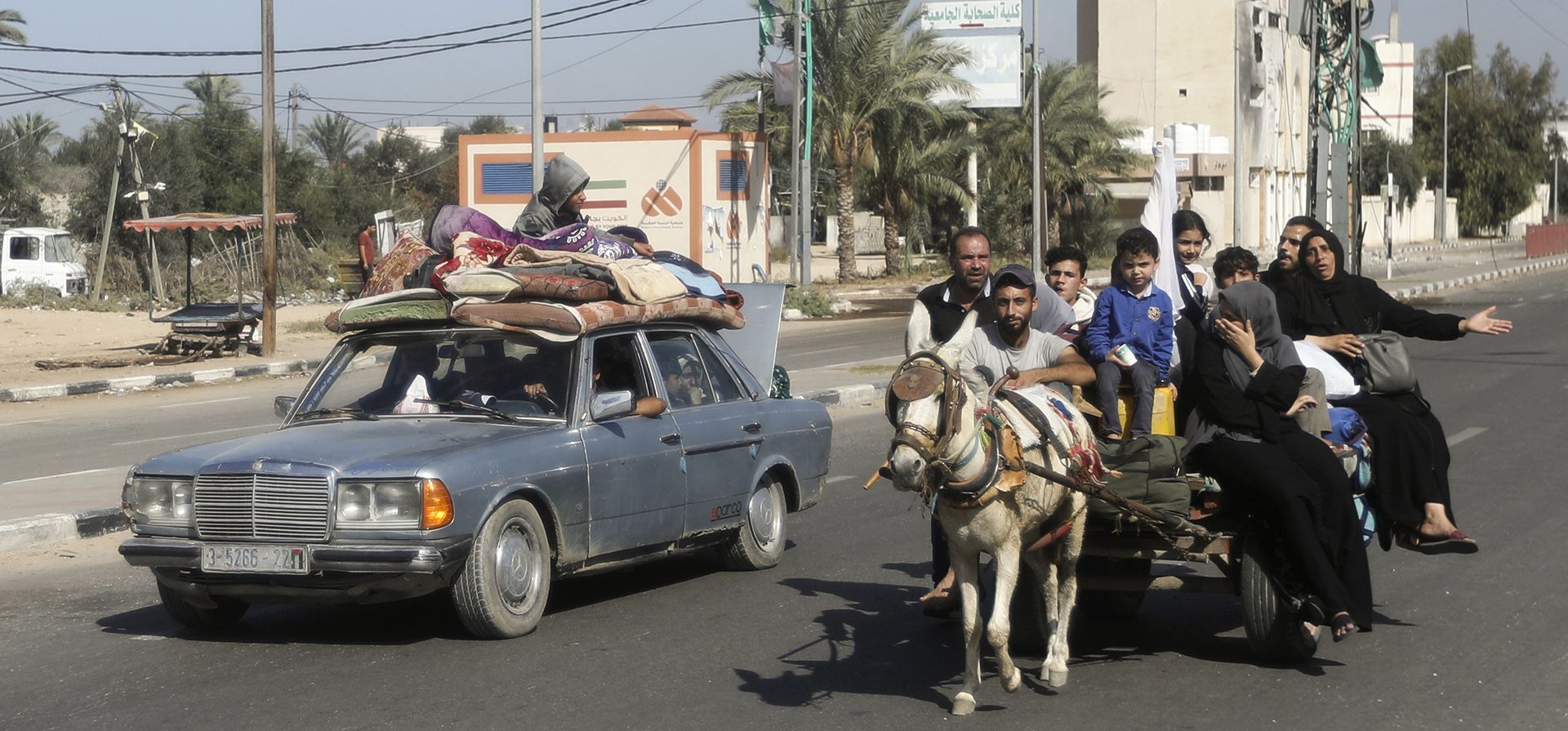Ciudadanos palestinos huyen de la ciudad de Gaza hacia el sur de la Franja de Gaza en la calle Salah al-Din en Bureij, el martes 7 de noviembre de 2023. (Foto AP/Mohammed Dahman) Ciudadanos palestinos huyen de la ciudad de Gaza hacia el sur de la Franja de Gaza en la calle Salah al-Din en Bureij, el martes 7 de noviembre de 2023. (Foto AP/Mohammed Dahman)