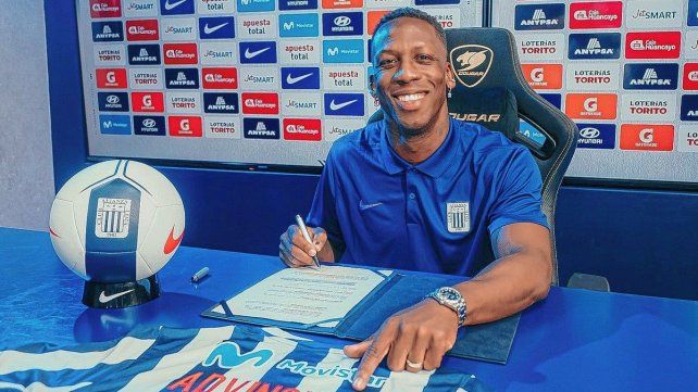 Luis Advíncula puso la firma en Alianza Lima