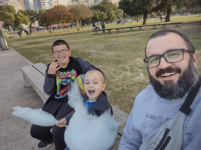 Nicolás con su papá y su hermano.