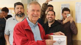 Votó Juan Schiaretti en el Instituto Domingo Savio de la ciudad de Córdoba y criticó a las opciones más votadas en las PASO