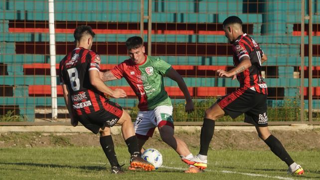 Parejo. Aguirre y Cremería igualaron en el cotejo de ida en el Pocho Lavezzi. El lunes se define en Carcarañá.