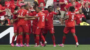 Los futbolistas se Suiza celebran uno de los goles con los que el conjunto europeo superó al local Canadá.