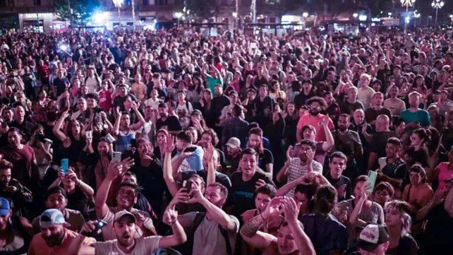 Miles de personas salieron a protestar en repudio al DNU de Javier Milei que derogó más de 300 leyes. Manifestantes se autoconvocaron frente al Congreso