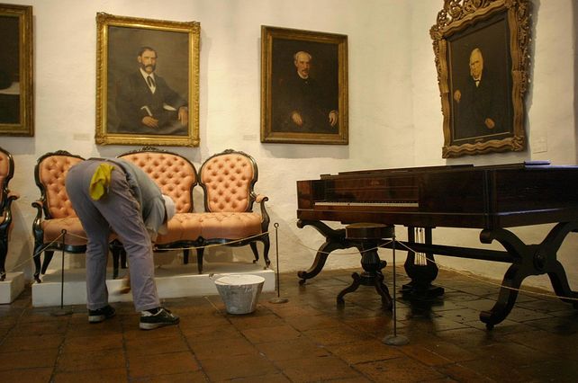 Un trabajador ultima detalles de la Casita de Tucumán para recibir al presidente de la Nación. 