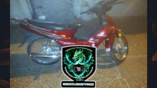 La moto en la cual se trasladaba el hombre detenido y que contaba con pedido de captura por ser robada