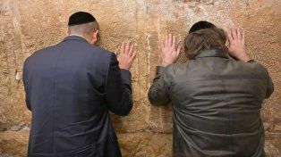 Javier Milei volvió a llorar en el Muro de los Lamentos. Hoy mantendrá audiencias con Isaac Herzog y con el primer ministro de Israel, Benjamín Netanyahu