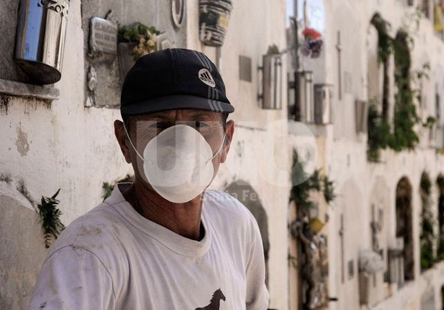 Trabajo insalubre. El Concejo sancionó una ordenanza para legislar y ampliar la zona y actividad dentro del Cementerio. Foto: M. Centurión