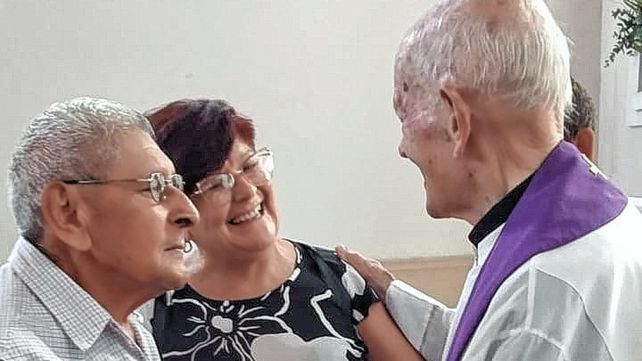 But. El sacerdote fue saludado por vecinos y feligreses de la ciudad de San José de Feliciano.