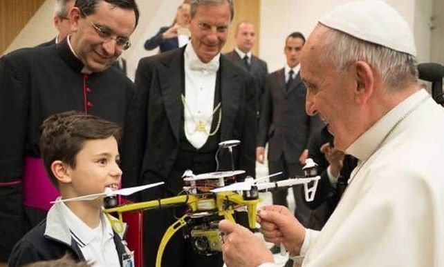 Los chicos italianos se sumaron a esta especie de moda de regalarle a Francisco objetos modernos.