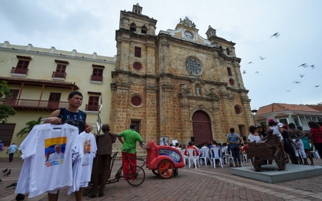 Plaza de la aduana. Remeras con la imagen del Papa frente a la Iglesia de San Pedro Claver
