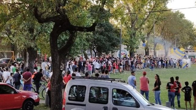 Vecinos de Tiro Suizo jugaron el clásico rosarino pese a un amplio despliegue policial