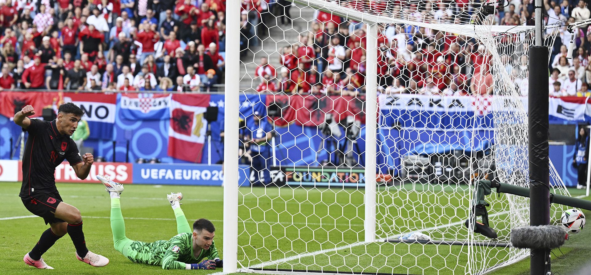 El albanés Qazim Laci, anota el gol inicial durante un partido del Grupo B entre Croacia y Albania en el torneo de fútbol Euro 2024 en Hamburgo, Alemania, el miércoles 19 de junio de 2024. (Sina Schuldt/dpa vía AP) El albanés Qazim Laci, anota el gol inicial durante un partido del Grupo B entre Croacia y Albania en el torneo de fútbol Euro 2024 en Hamburgo, Alemania, el miércoles 19 de junio de 2024. (Sina Schuldt/dpa vía AP)