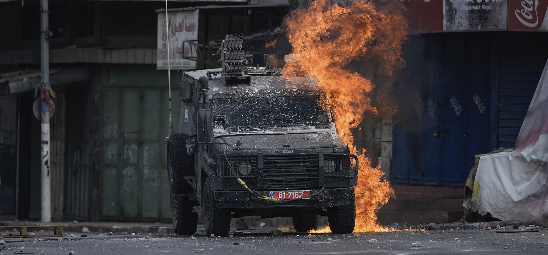 Un cóctel molotov lanzado por un manifestante palestino explota en un vehículo blindado israelí durante los enfrentamientos con las fuerzas de seguridad israelíes luego de una redada militar en la ciudad de Naplusa, Cisjordania, el viernes 7 de julio de 2023.(Foto AP/Majdi Mohamed) Un cóctel molotov lanzado por un manifestante palestino explota en un vehículo blindado israelí durante los enfrentamientos con las fuerzas de seguridad israelíes luego de una redada militar en la ciudad de Naplusa, Cisjordania, el viernes 7 de julio de 2023.(Foto AP/Majdi Mohamed)