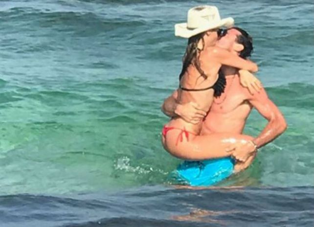 Pampita publicó imágenes súper sexy a los besos con Pico Mónaco en Islas Baleares