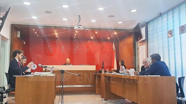 Juicio a Sergio Urribarri. Juez de Garantías N 7 Mariano Budasoff. Miguel Ángel Cuellen [por Urribarri] e Ignacio Esteban Diaz y José Velazquez [por empresario Diego Armando Cardona Herreros]. Fiscales: Francisco Ramirez Montrull y Gonzalo Badano