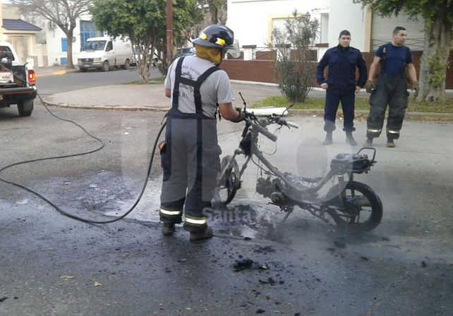 Una moto se prendió fuego por un desperfecto mecánico