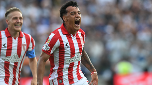 Tiago Palacios convirtió el gol de Estudiantes y lo celebra. Aprovechó un desborde de Edwin Cetré.
