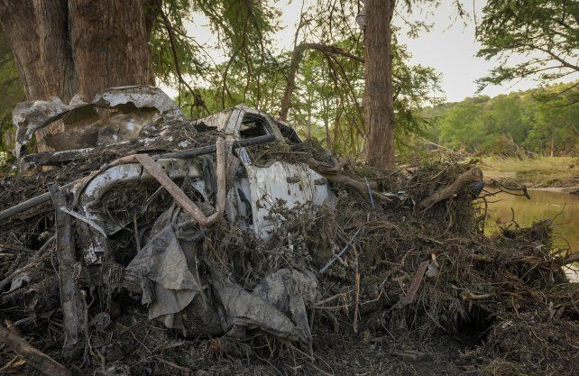 Las inundaciones de Texas suman cien muertos y aún hay 161 desaparecidos