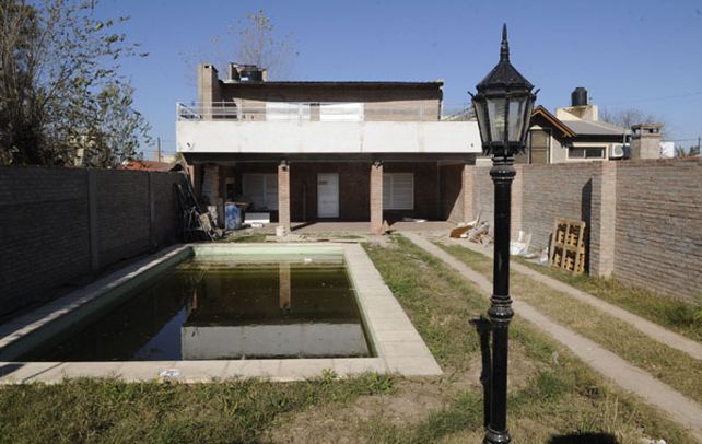 Cómoda y coqueta. La casa de calle Olmos al 400 tiene dos plantas y una piscina en el frente del terreno. (foto: Enrique Rodríguez Moreno)