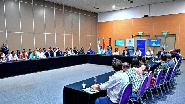 Del encuentro participaron funcionarios provinciales y locales con diferentes fuerzas de seguridad.