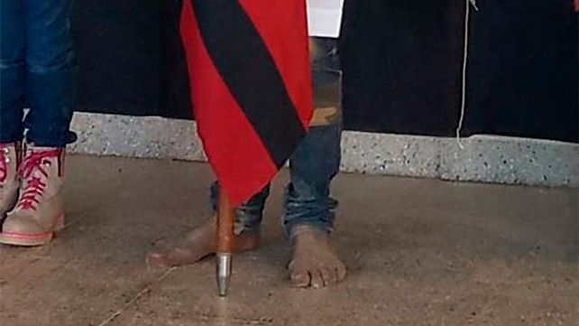 La foto del nene abanderado y descalzo que conmueve al país