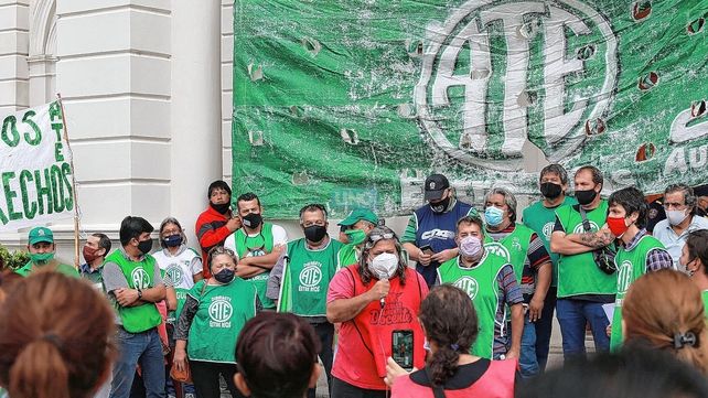 El Gobierno convocó para este jueves a docentes por un lado y a los estatales por el otro para reiniciar las negociaciones paritarias para el segundo semestre