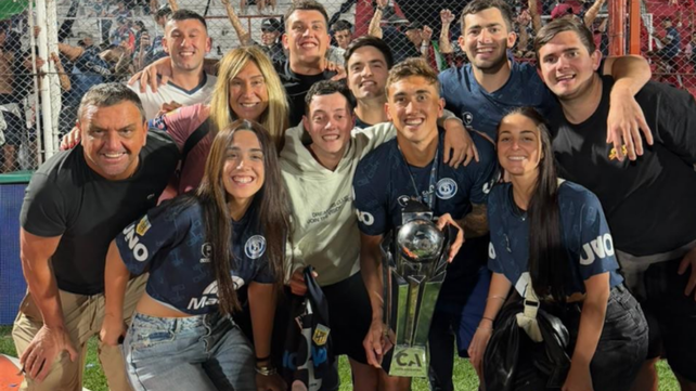 Alejo Osella, con el trofeo de la Copa Argentina. A la izquierda, su papá Diego, exDT de Newell's.