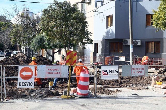 Obras inconclusas. La Municipalidad avanza en la reparación del histórico bache de Alberdi y Calchines