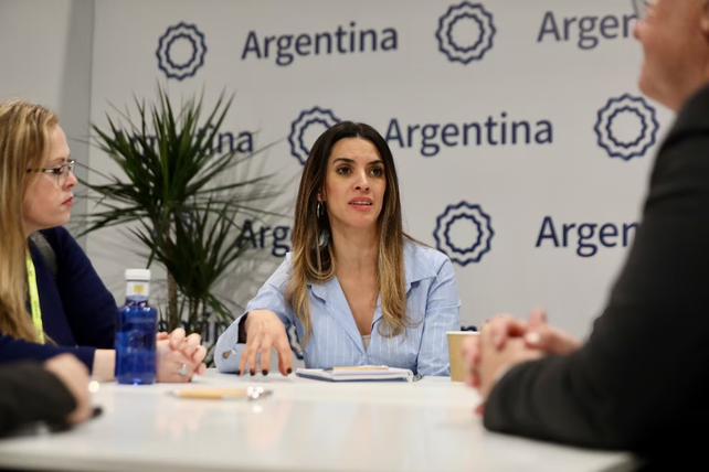 Yanina Martínez afirmó que comunicó “oportunamente” que viajaría al exterior.