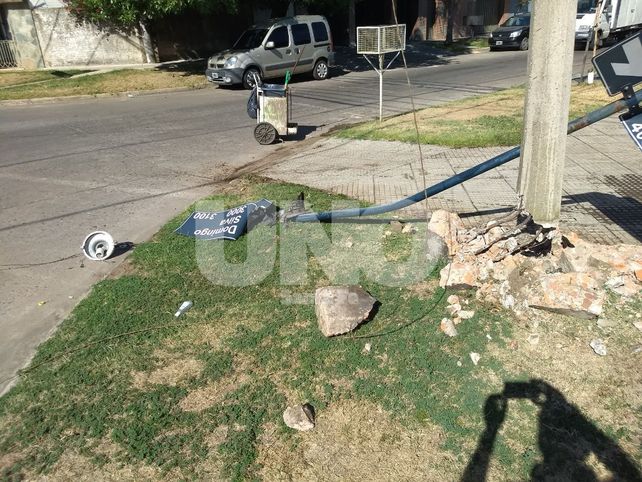 Impacto. Los imputados en el crimen chocaron contra una columna cuando iban en el auto robado en San Jorge.&nbsp;