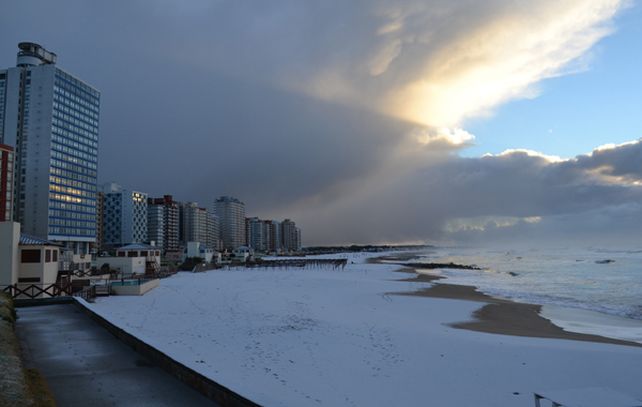 La nieve llegó tras una fuerte granizada ocurrida durante la madrugada.