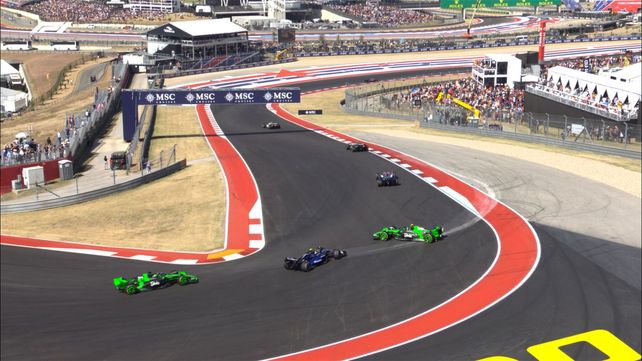 Zhou hace un trompo delante de Franco Colapinto en la trepada de Austin. El argentino lo esquivó justo.