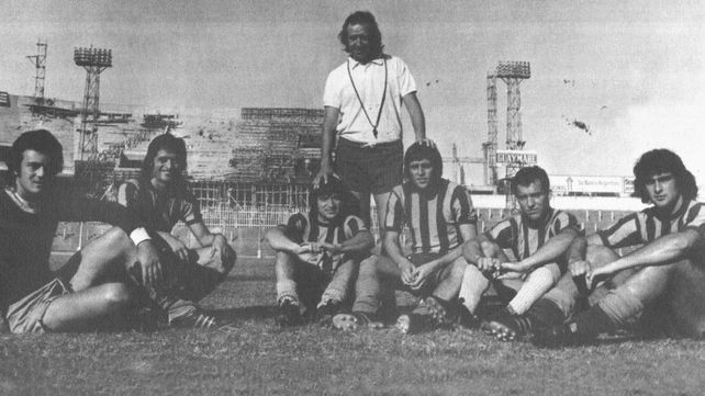 Griguol en 1974 en la vieja cancha de Central en remodelación con el Oso Ferrero