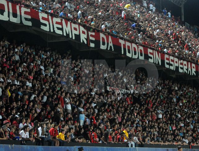 Sancionaron a Colón por las piedras en el Clásico: no habrá banderas hasta que termine el torneo