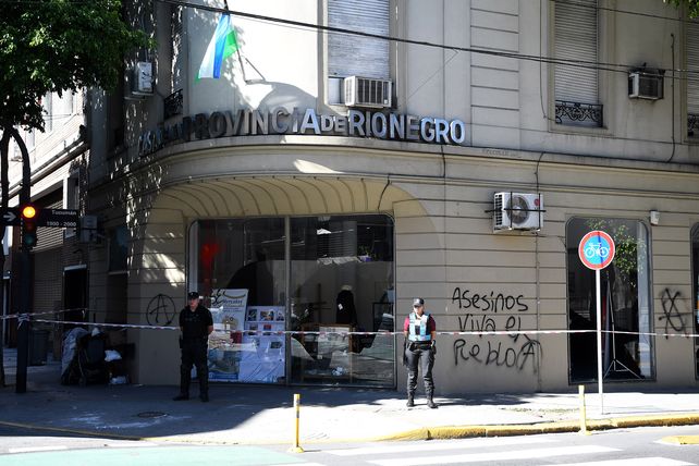 En Buenos Aires. La Casa de Río Negro permanece con custodia policial tras los  incidentes ocurridos el sábado luego de  conocerse el asesinato de un mapuche durante un desalojo en la villa Mascardi