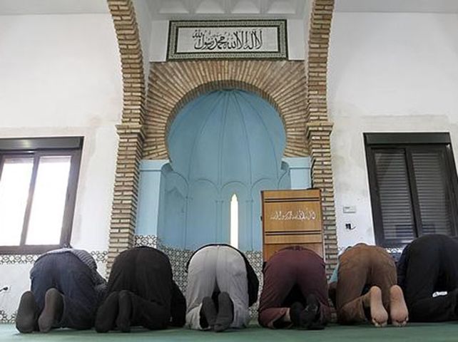 Un grupo de fieles musulmanes reza en su templo en una imagen de archivo