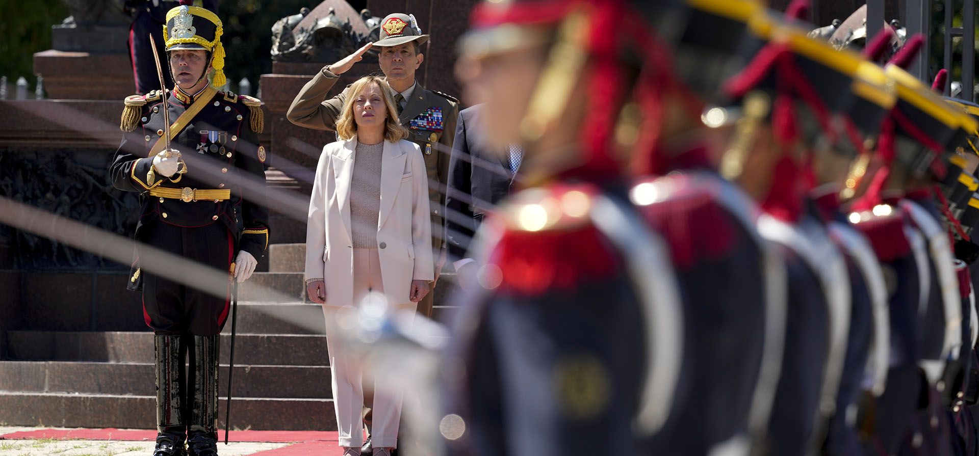 La primera ministra italiana, Giorgia Meloni, asiste a una ceremonia en honor al héroe nacional argentino, el general José de San Martín, en Buenos Aires, Argentina, el miércoles 20 de noviembre de 2024. (Foto AP/Natacha Pisarenko) La primera ministra italiana, Giorgia Meloni, asiste a una ceremonia en honor al héroe nacional argentino, el general José de San Martín, en Buenos Aires, Argentina, el miércoles 20 de noviembre de 2024. (Foto AP/Natacha Pisarenko)