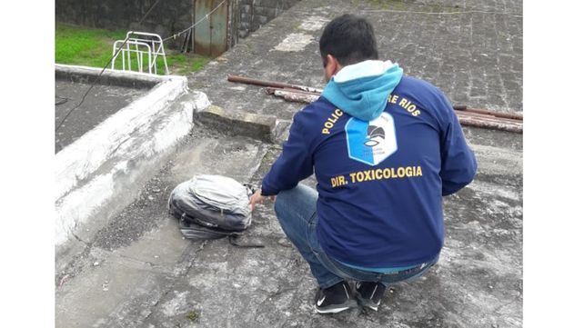 Tiraron un bolso con cinco kilos de marihuana a un techo