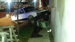 Perdió el control de su vehículo y terminó derribando un monolito