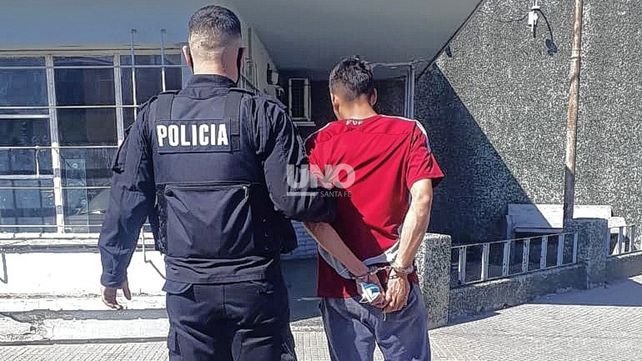 Detenido. El delincuente de 24 años fue capturado tras una persecución por calles de barrio Los Hornos. 