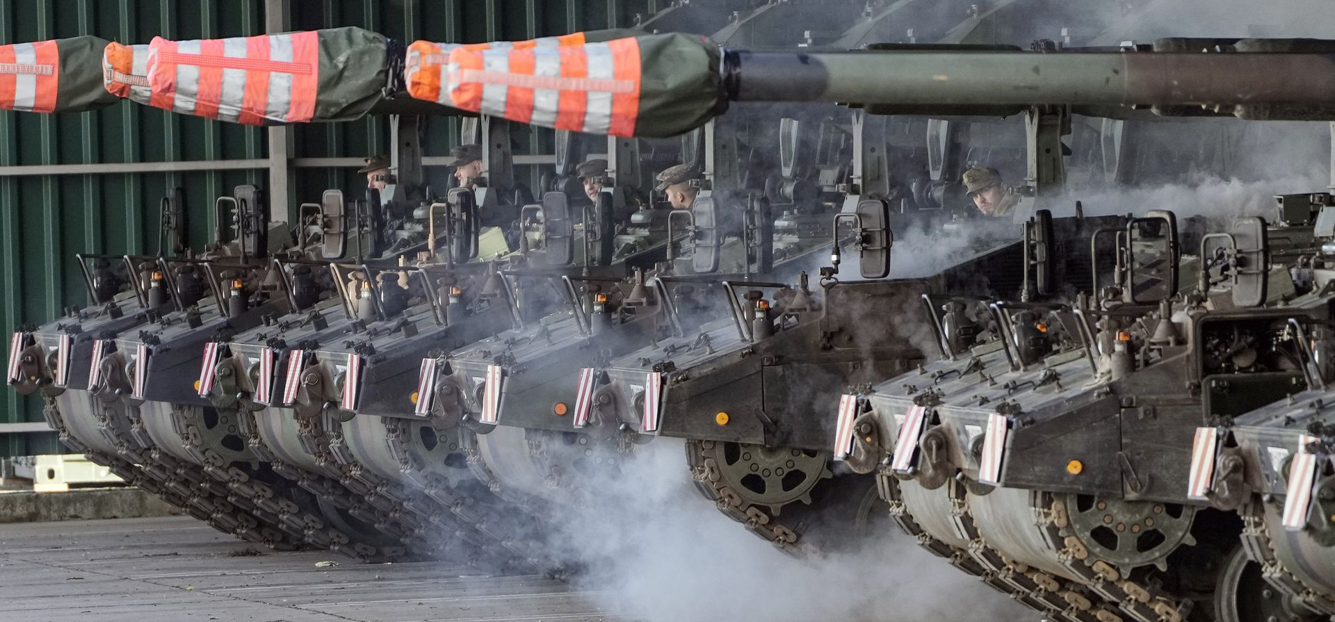 Soldados alemanes preparan obuses de tanque para transportarlos a Lituania en la base militar de la Bundeswehr en Munster, en el norte de Alemania, el lunes 14 de febrero de 2022. Alemania prepara el Grupo de Batalla de Presencia Avanzada Mejorada en Lituania en el frente oriental de la OTAN.