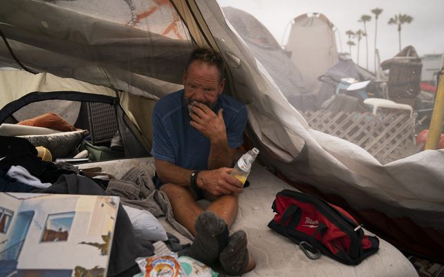 Un homeless pasa el tiempo en su tienda de campaña. La proliferación de campamentos para personas sin hogar en Venice Beach ha provocado una protesta de los residentes y creado una disputa política entre los líderes de Los Ángeles.