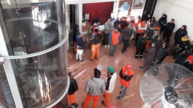 Asamblea: empleados municipales de Crespo reclaman un bono de 100 mil pesos