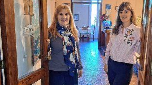 Gabriela y Yanina listas para recibir a los turistas en el centro de Concordia.