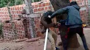 Familiares de un hombre golpeador lo escracharon con un video